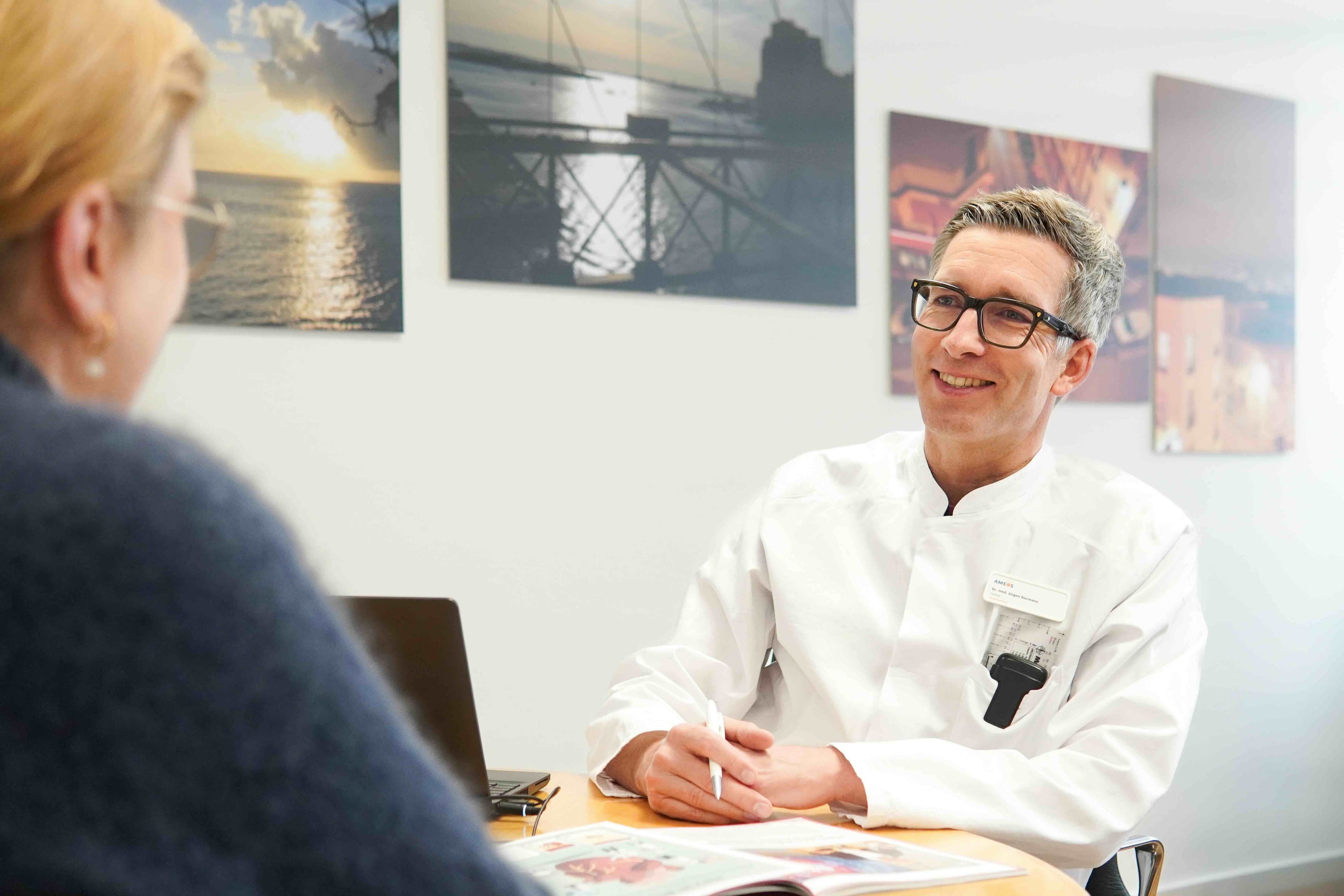 Arzt im persönlichen Gespräch mit einer Patientin